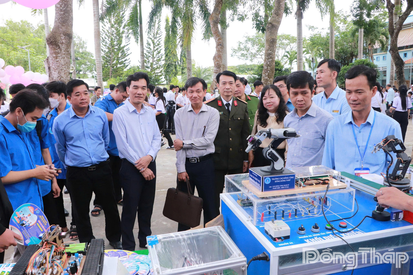 Đại biểu tham quan các gian hàng ứng dụng khoa học công nghệ, trí tuệ nhân tạo AI.