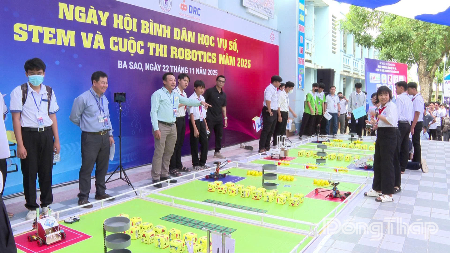 Các đội tham gia thi robotics.