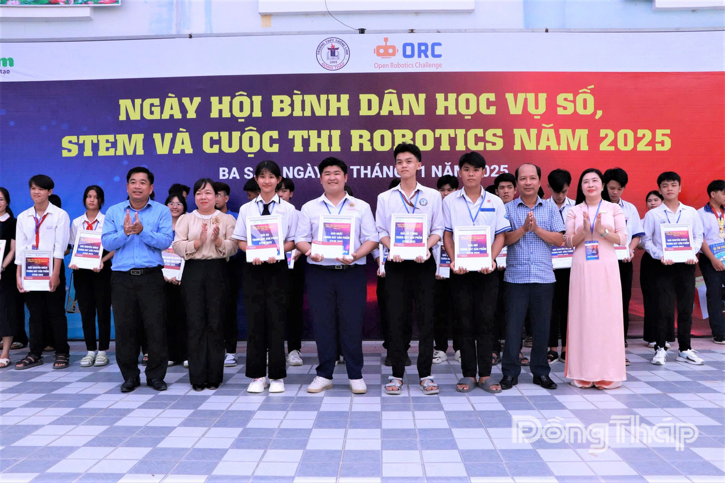 Lãnh đạo xã trao giải nhất cho Trường THPT Lấp Vò 3 đạt giải nhất trưng bày sản phẩm Stem.