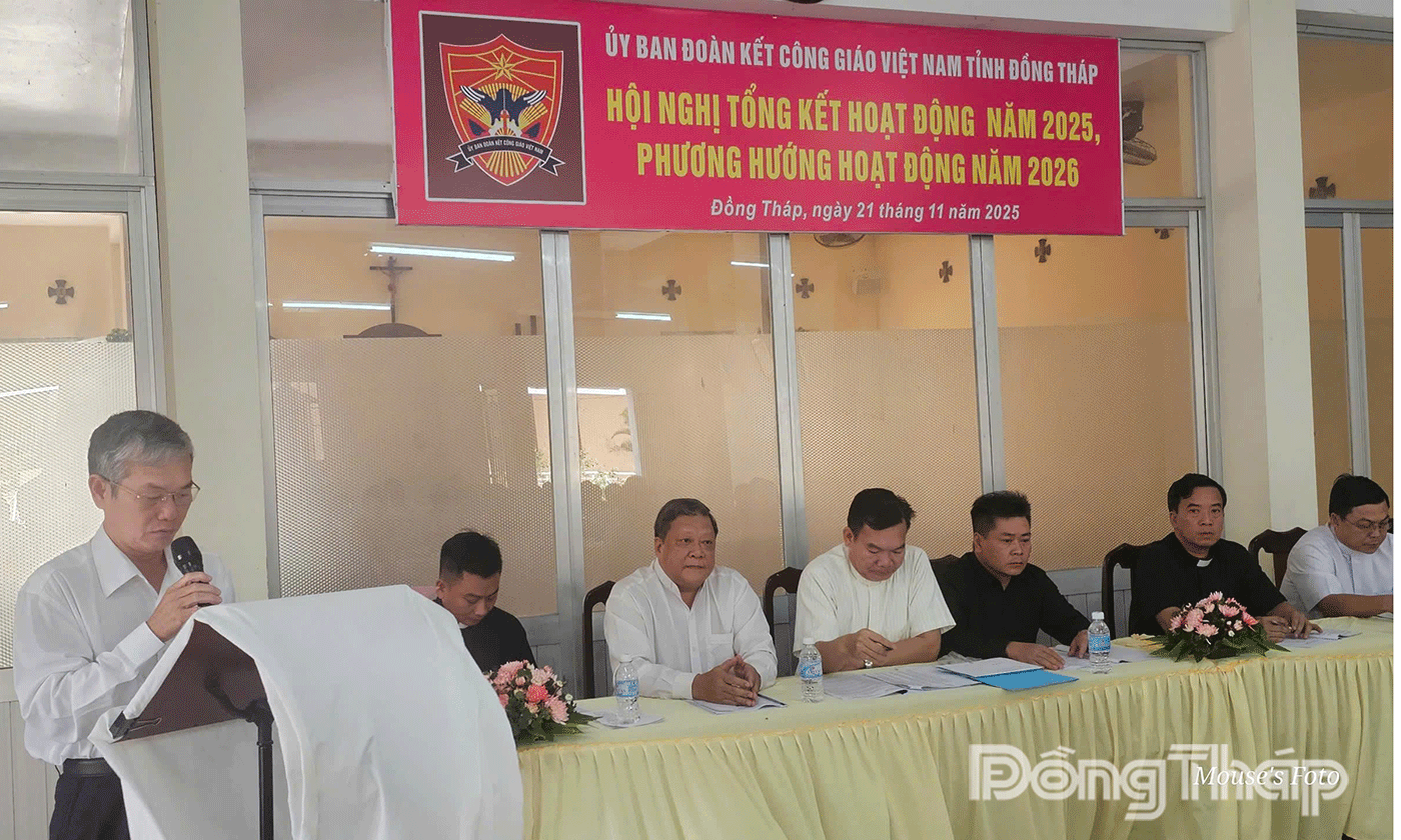 Đồng chí Đinh Văn Dũng, Ủy viên Ban Thường vụ Tỉnh ủy, Phó Chủ tịch Thường trực Ủy ban Mặt trận Tổ quốc Việt Nam tỉnh phát biểu tại hội nghị.