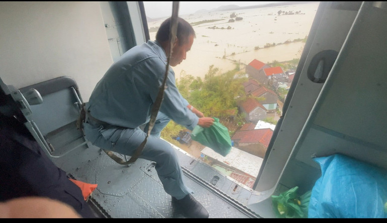 Bốn tấn hàng chuyển đến người dân vùng lũ