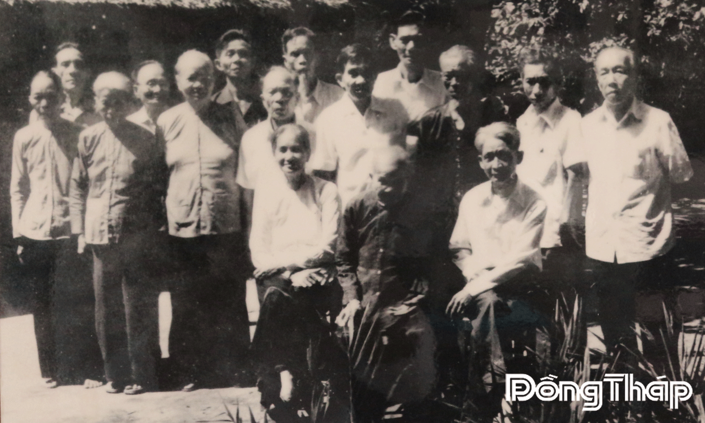 Các chiến sĩ tham gia cuộc khởi nghĩa Nam kỳ năm xưa chụp ảnh lưu niệm tại nhà Bà Năm Dẹm.