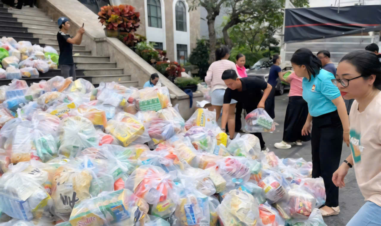 Các tình nguyện viên phân loại hàng cứu trợ các tỉnh Nam Trung Bộ sáng 22-11, tại sân Ủy ban MTTQ phường Tân Định, TP HCM. Ảnh: Ngọc Ngân