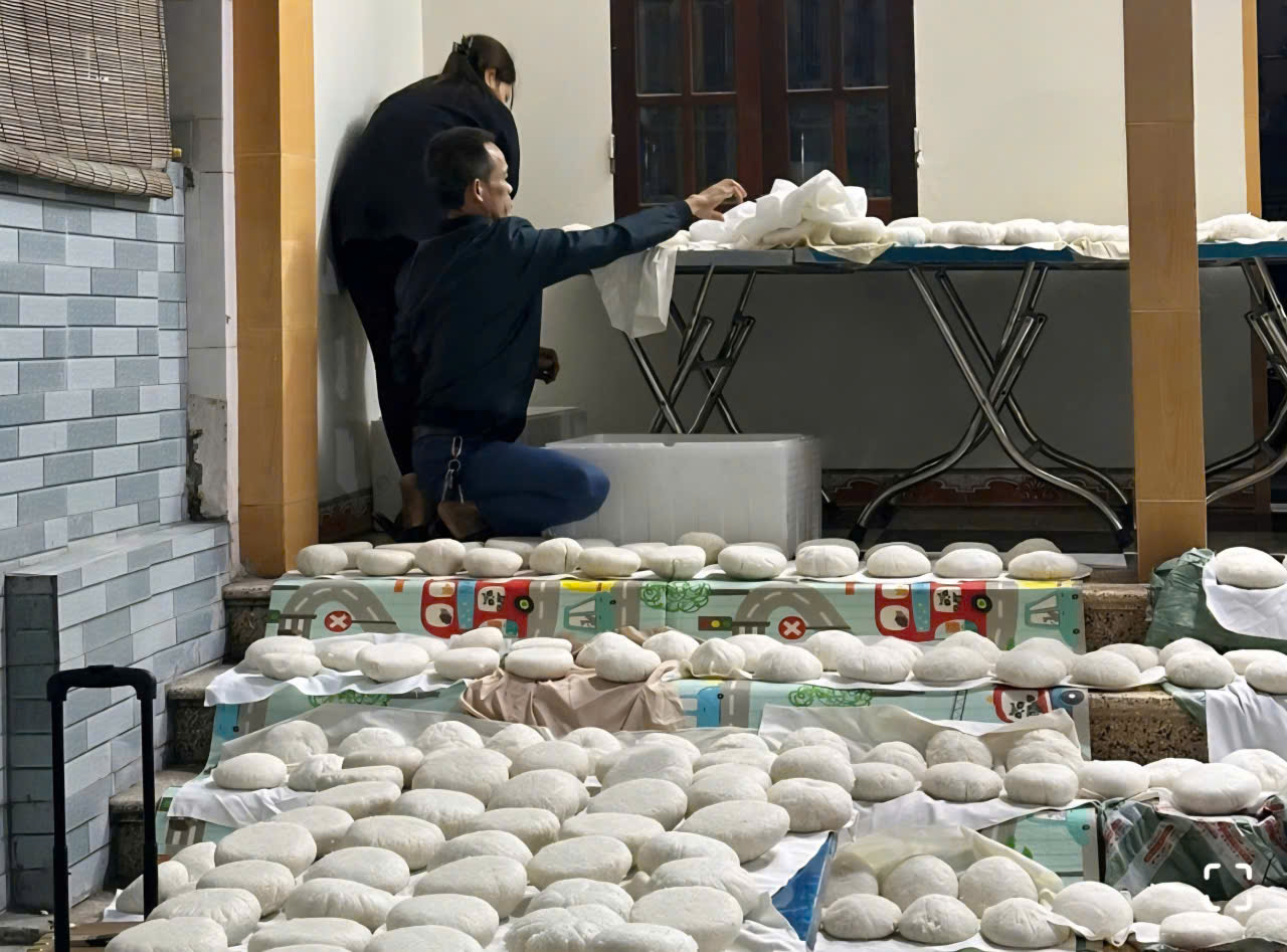 Bà con làng Phúc Hậu, thị trấn Lim, Bắc Ninh xuyên đêm làm cơm nắm, muối vừng, ruốc vận chuyển bằng máy bay đến Đăk Lăk, hôm 21-11. Ảnh: Hương Thiền