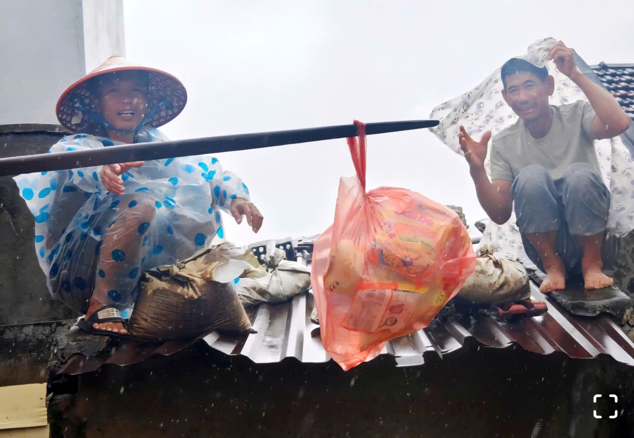 Đoàn cứu hộ và cứu trợ Đà Nẵng, do anh Đào Đặng Công Trung dẫn đầu phân phát nhu yếu phẩm cho bà con vùng lũ Phú Yên, hôm 21-11. Ảnh: Nhân vật cung cấp