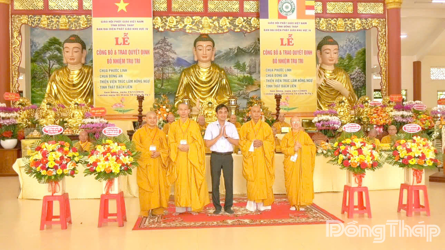 Ông Nguyễn Văn Vũ Minh, Tỉnh Ủy viên, Giám đốc Sở Nội vụ tỉnh Đồng Tháp tặng hoa chúc mừng trụ trì 4 cơ sở tự viện.