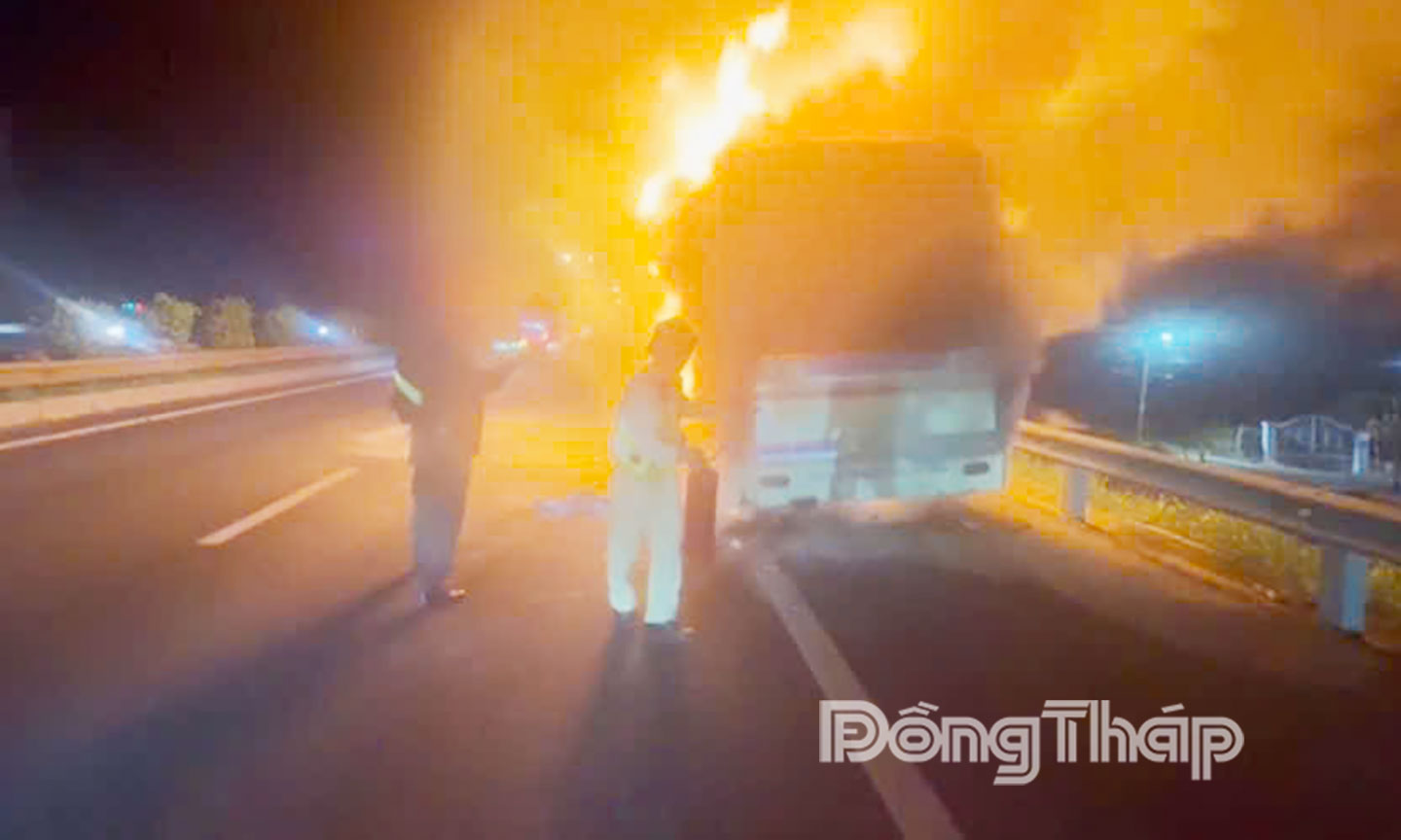 Lực lượng CSGT dùng bình chữa xử lý nhưng bất thành.