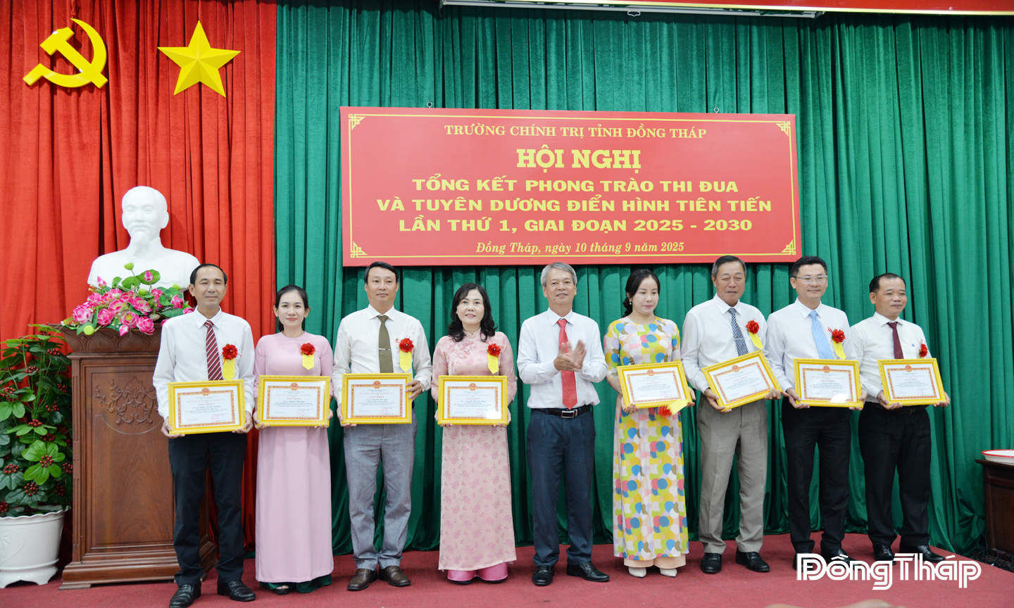 Bí thư Đảng ủy, Hiệu trưởng Trường Chính trị tỉnh Đồng Tháp Nguyễn Phước Dũng trao Giấy khen cho các cá nhân có thành tích xuất sắc trong thực hiện các phong trào thi đua giai đoạn 2020 - 2025. 