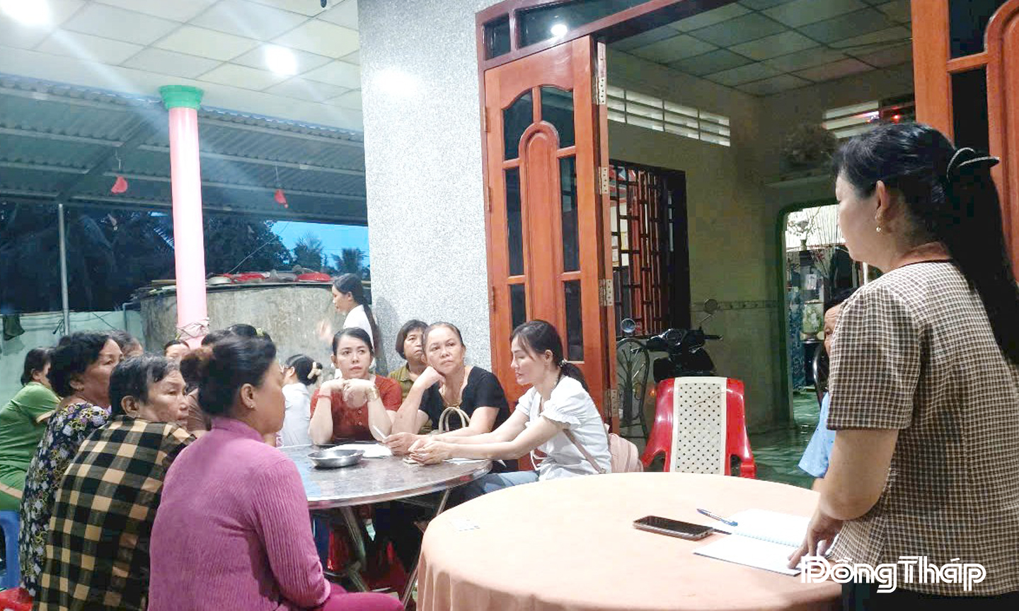 Một Chi hội Phụ nữ thuộc Hội Liên hiệp Phụ nữ xã Tân Thuận Bình tổ chức họp sinh hoạt định kỳ hằng tháng, tuyên truyền các nội dung định hướng của Đảng ủy xã và Hội Liên hiệp Phụ nữ xã đến các hội viên.  Nguồn: Hội Liên hiệp Phụ nữ xã Tân Thuận Bình cung cấp. 