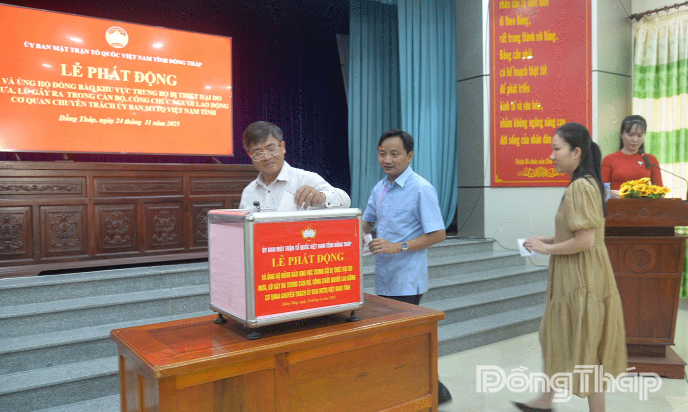 Cán bộ, công chức, người lao động động cơ quan chuyên trách Ủy ban MTTQ Việt Nam tỉnh ủng hộ.