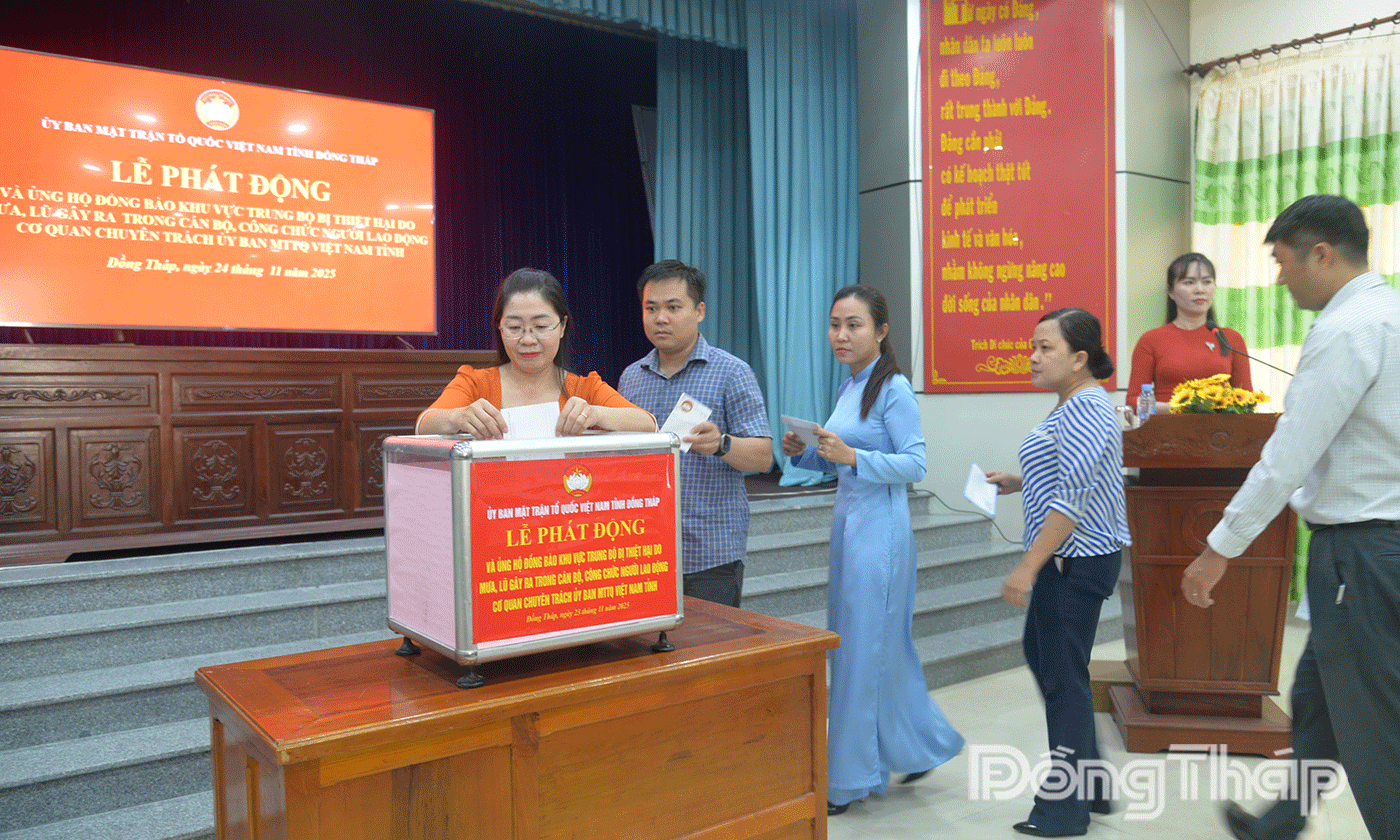 Cán bộ, công chức, người lao động động cơ quan chuyên trách Ủy ban MTTQ Việt Nam tỉnh ủng hộ.