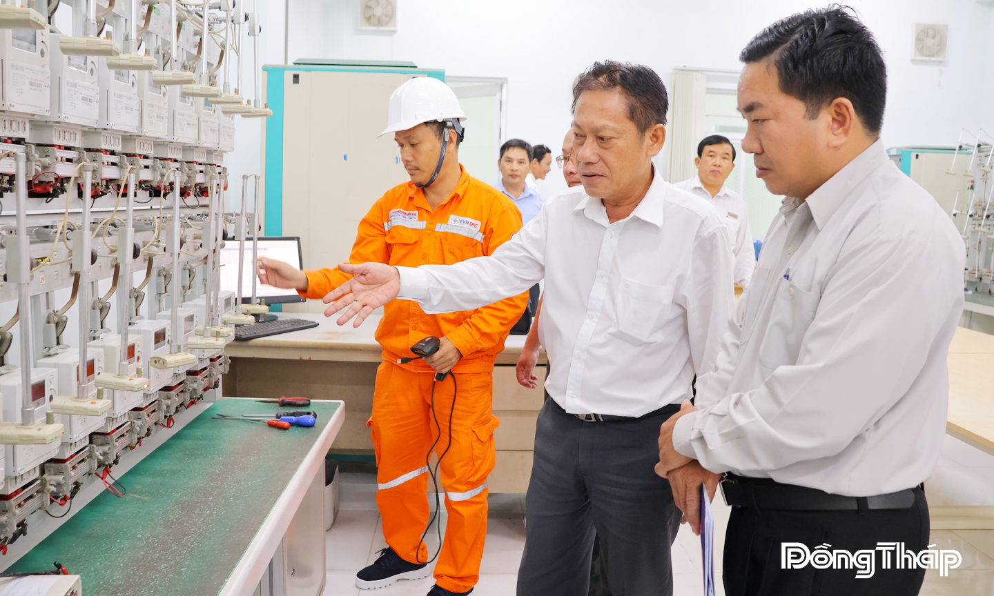 Đoàn kiểm tra liên ngành kiểm tra thực tế quy trình kiểm định công tơ điện tại Phòng Kiểm định Công tơ thuộc Trung tâm Thí nghiệm điện Đồng Tháp tại phường Trung An.