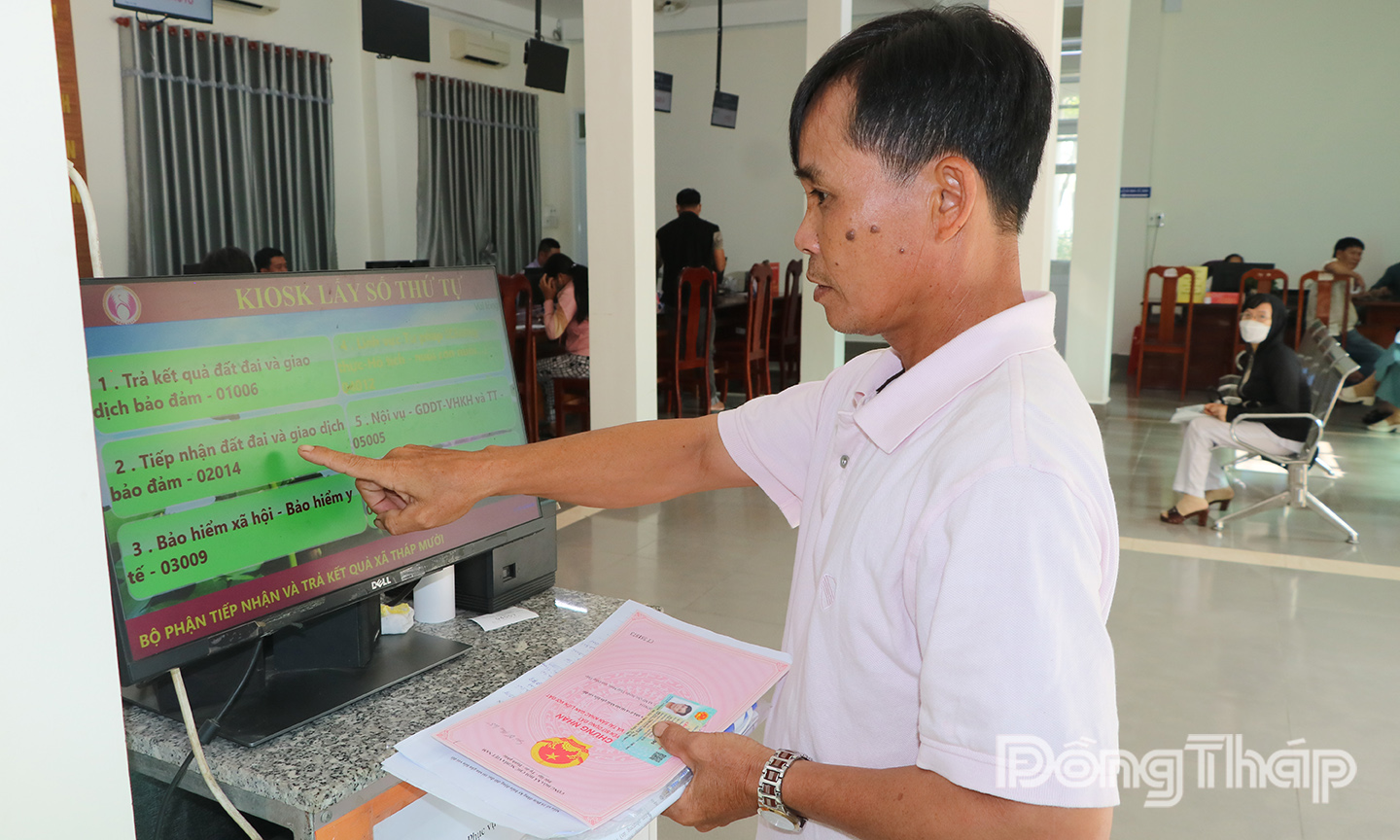 Trung tâm Phục vụ hành chính công xã Tháp Mười được trang bị máy lấy số tự động tạo thuận tiện cho người dân khi đến làm thủ tục.