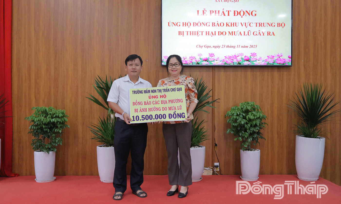 Các cơ quan, đơn vị trên trao bảng tượng trưng đóng góp.