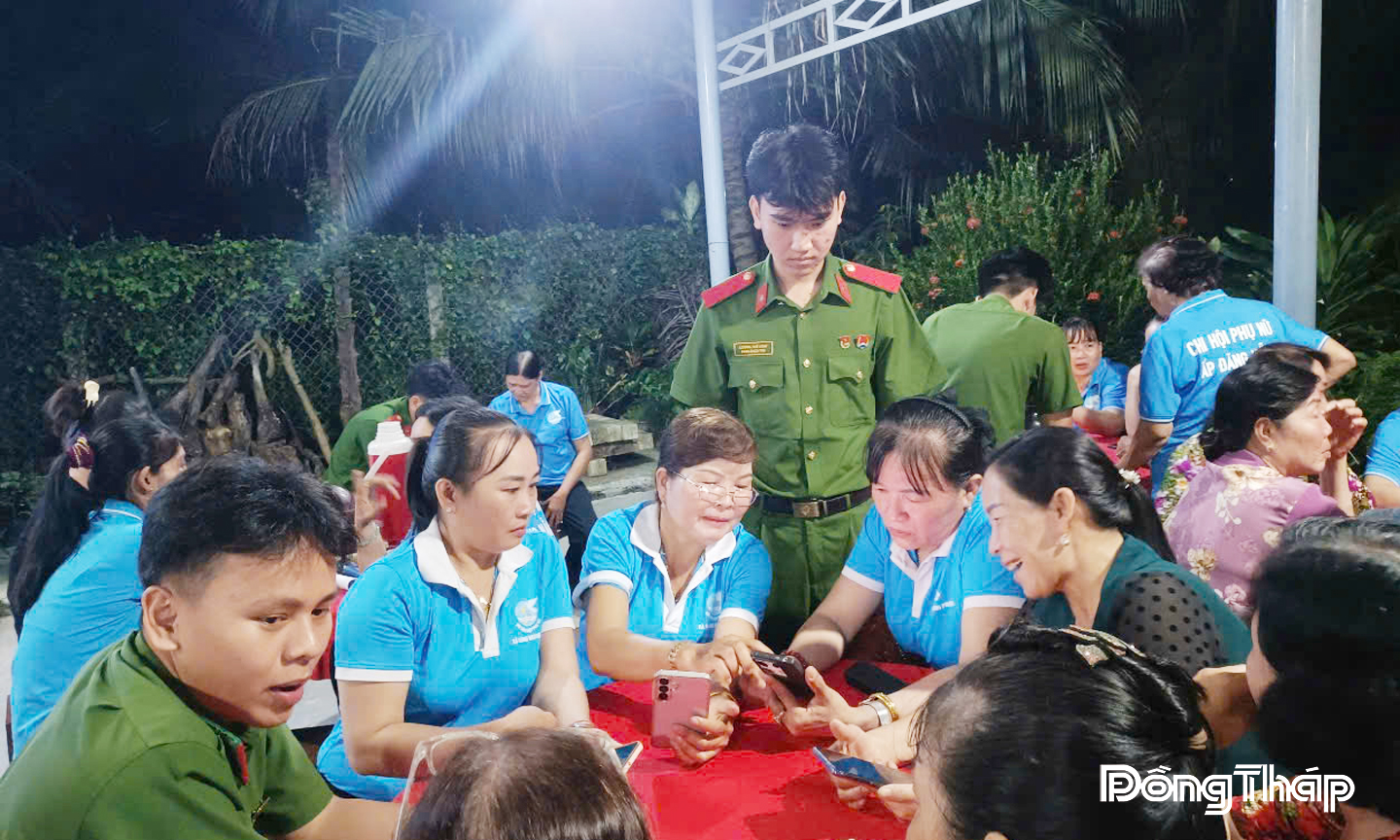 Hội Liên hiệp Phụ nữ xã Tân Thuận Bình hướng dẫn hội viên, người dân  cài ứng dụng VNeID.