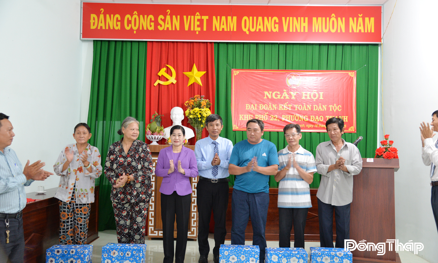 Lãnh đạo tỉnh Đồng Tháp và lãnh đạo phường Đạo Thạnh tặng quà cho người dân có hoàn cảnh khó khăn trên địa bàn.