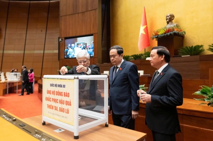 Chủ tịch Quốc hội Trần Thanh Mẫn, cùng các phó chủ tịch Đỗ Văn Chiến, Nguyễn Khắc Định ủng hộ đồng bào chịu mưa lũ. Ảnh: Hoàng Phong.