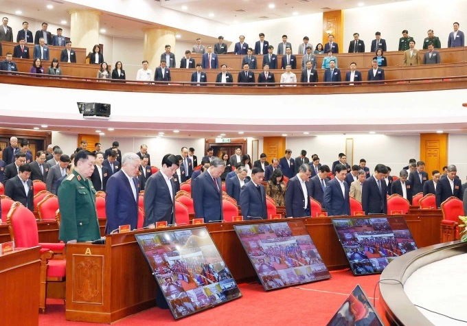 Tổng Bí thư Tô Lâm cùng lãnh đạo Đảng, Nhà nước dành một phút mặc niệm những người bị thiệt mạng do mưa lũ, sáng 24/11. Ảnh: TTXVN