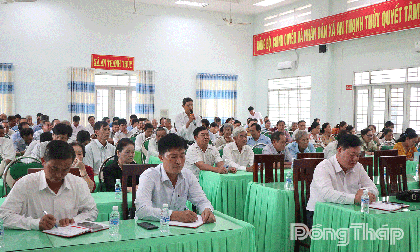 Cử tri phát biểu ý kiến.