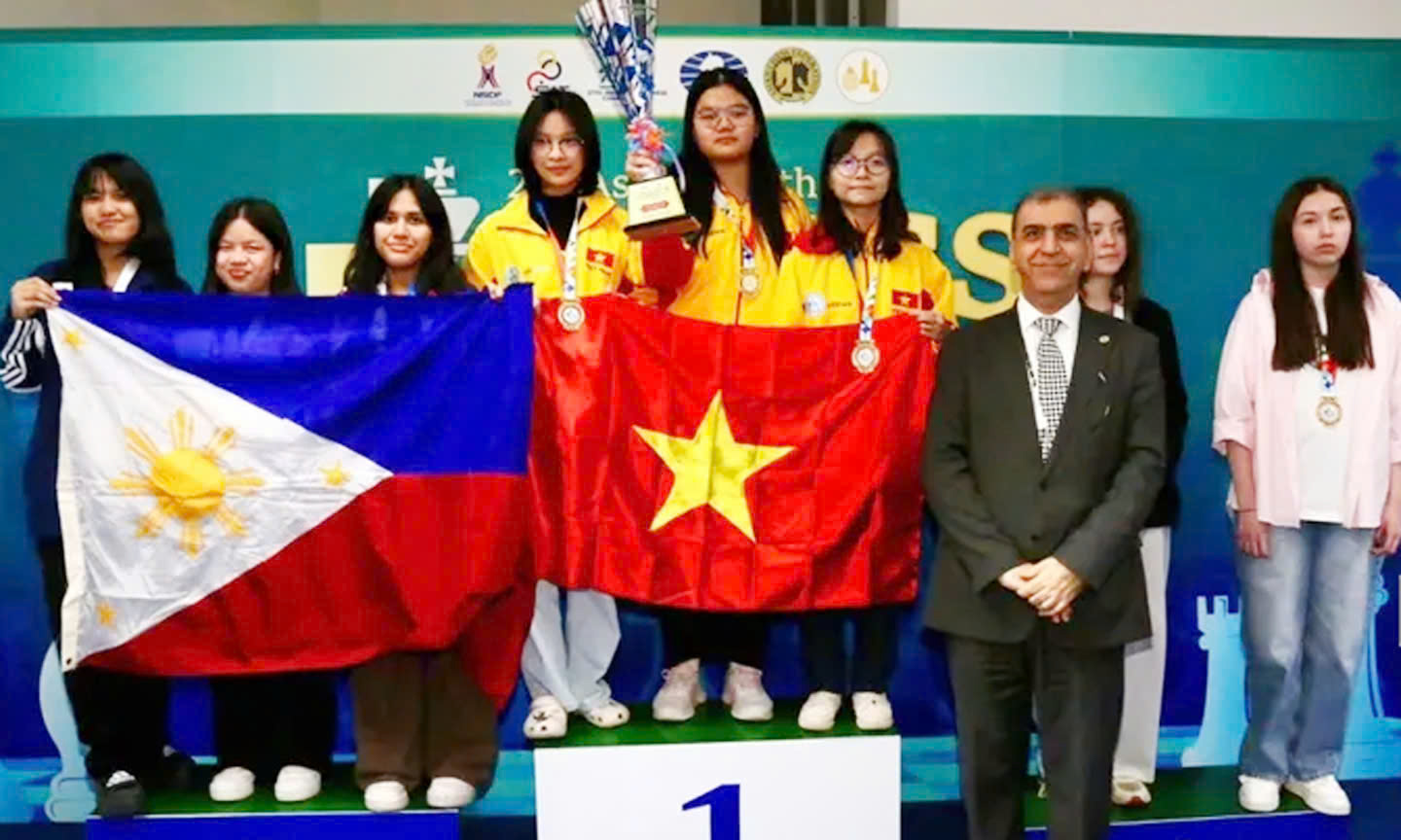 Ngoài thành tích cá nhân, cờ vua trẻ Việt Nam còn có các kết quả HCV đồng đội cờ nhanh tại giải. Ảnh: ASIAN CHESS