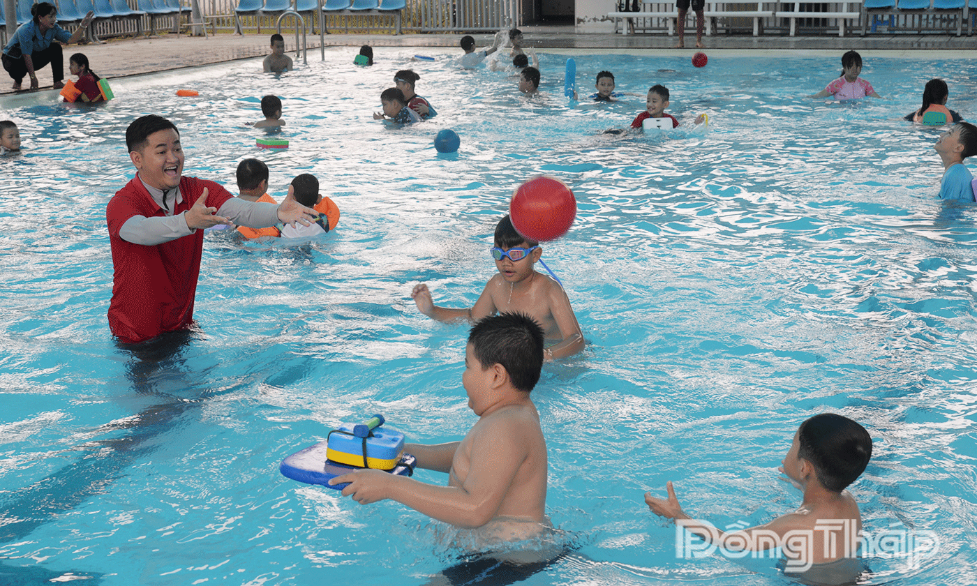 Trẻ khuyết tật được dạy bơi tại hồ bơi Tân Mỹ Chánh.