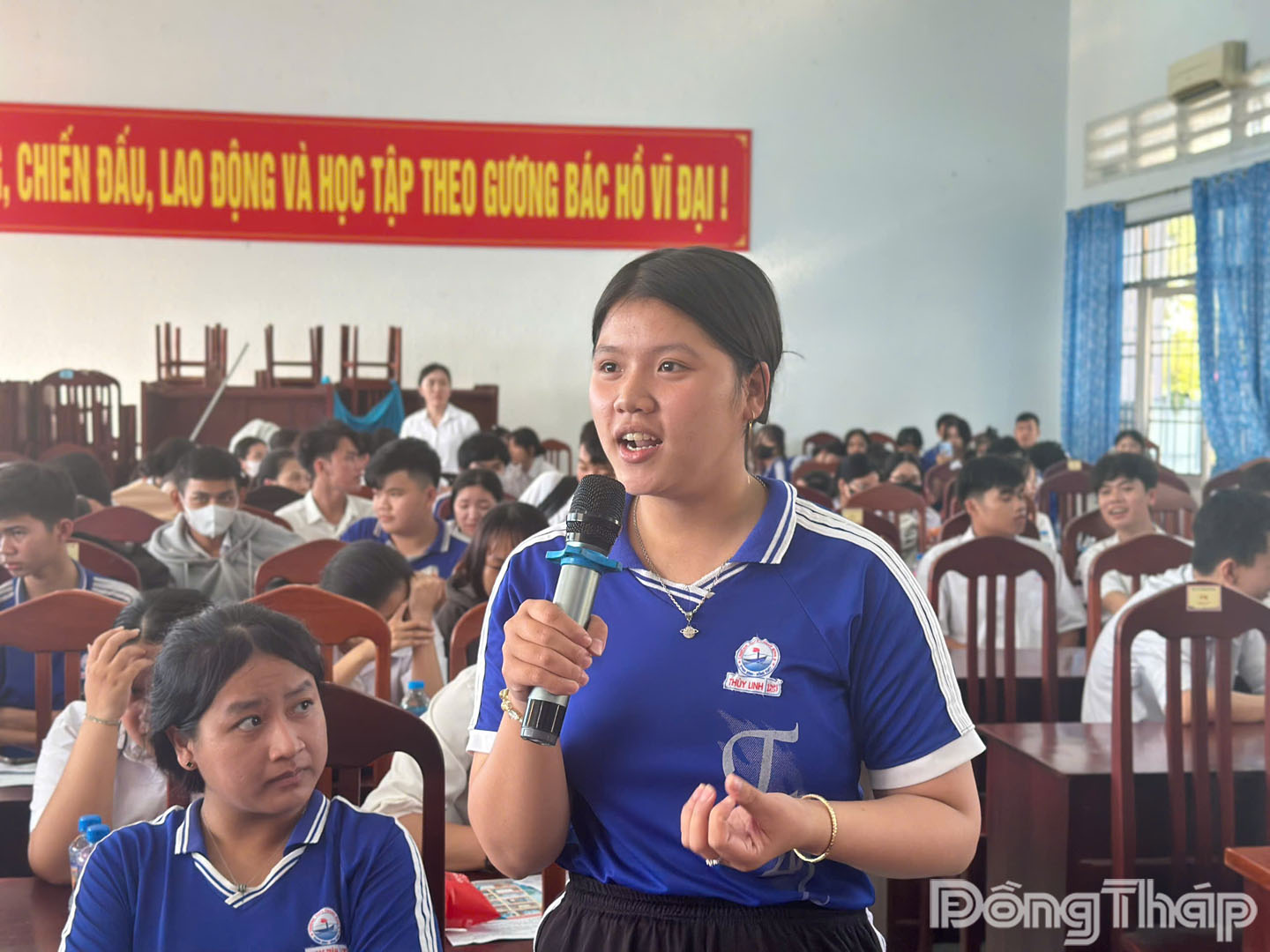 Học sinh nêu lên thắc mắc về các chế độ chính sách khi tham gia thị trường lao động