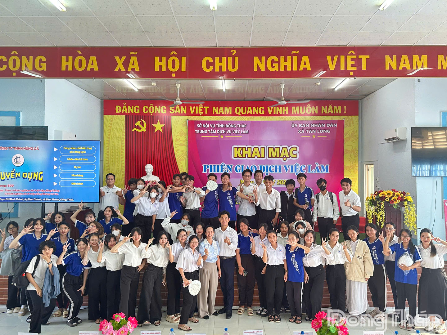 Đại biểu, học sinh chụp ảnh lưu niệm tại phiên giao dịch việc làm
