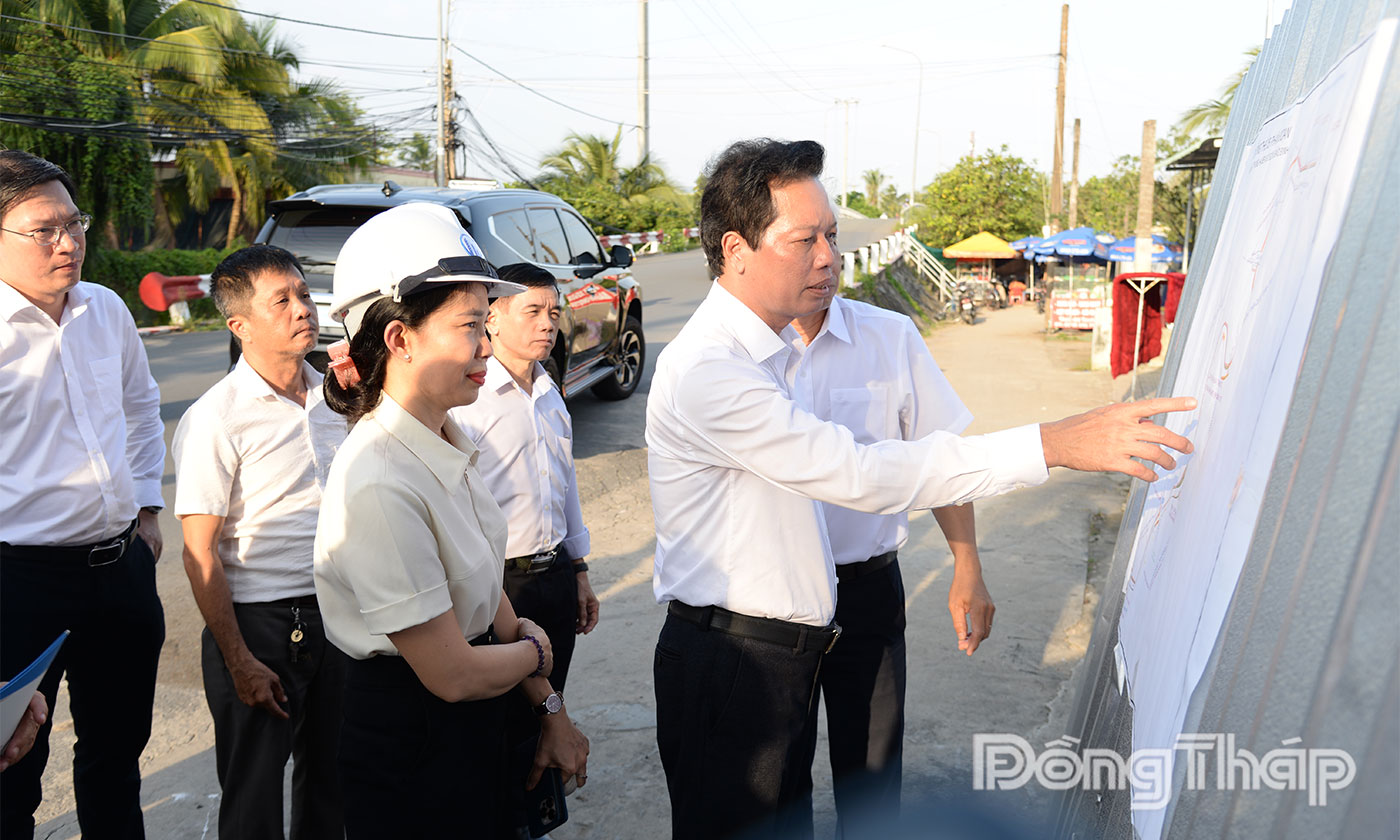 Đồng chí Nguyễn Thành Diệu khảo sát Dự án Đường giao thông hai bên bờ sông Bảo Định