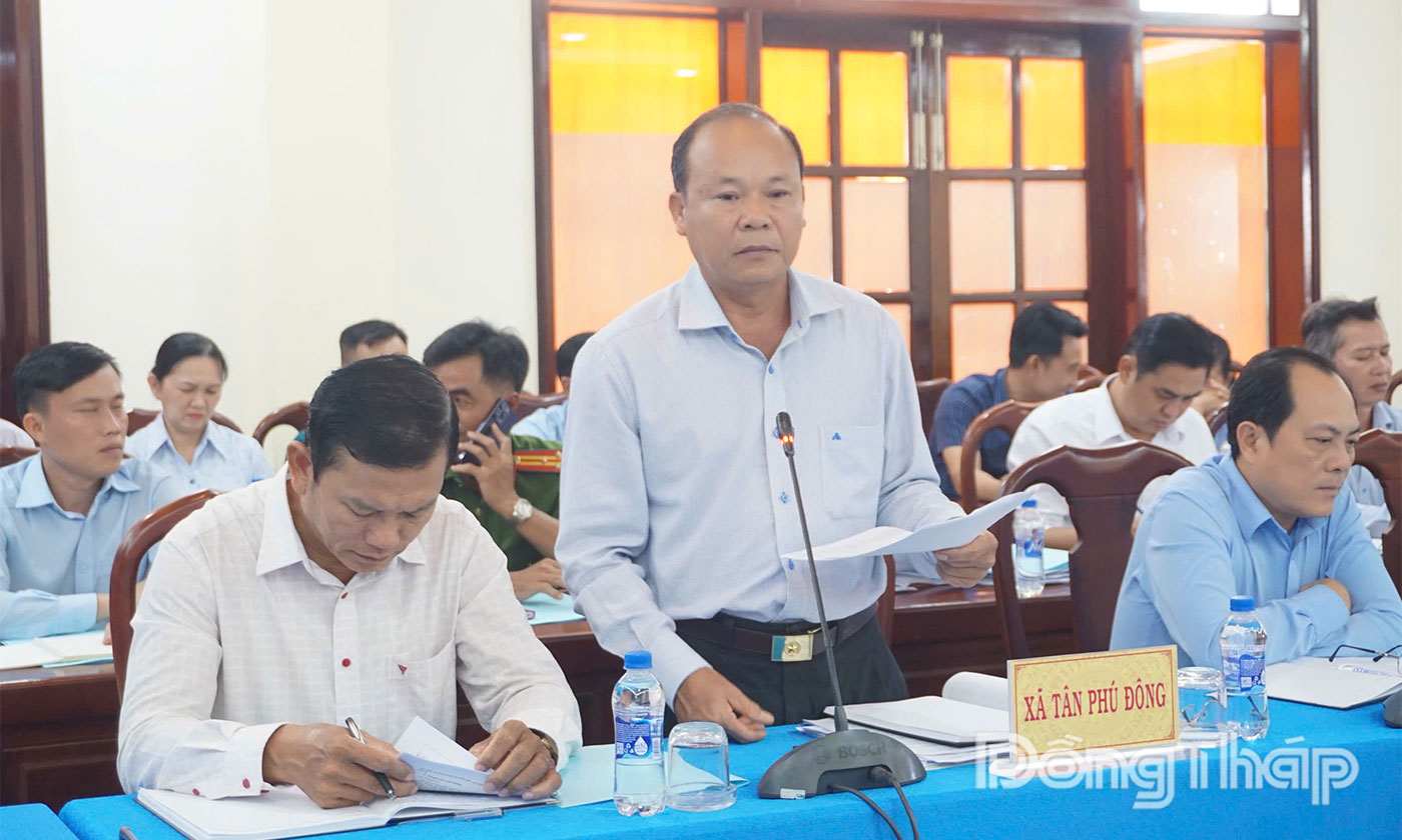 Chủ tịch UBND xã Tân Phú Đông Lê Thanh Đằng phát biểu tại buổi làm việc.