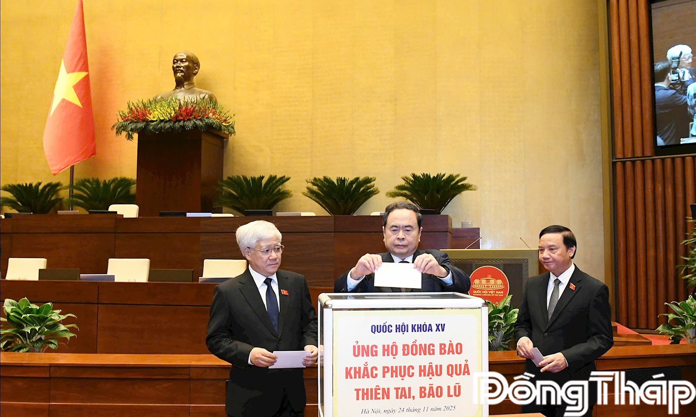 Chủ tịch Quốc hội Trần Thanh Mẫn tham gia ủng hộ đồng bào bị thiệt hại do bão lũ gây ra