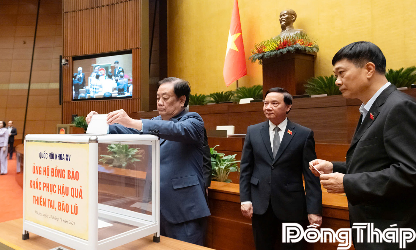  Phó Chủ tịch Quốc hội Lê Minh Hoan tham gia ủng hộ đồng bào bị thiệt hại do bão lũ gây ra