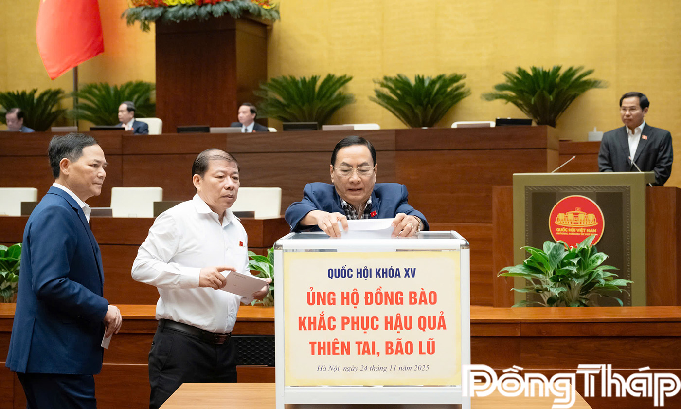 Các đại biểu Quốc hội tham gia ủng hộ đồng bào bị thiệt hại do bão lũ gây ra