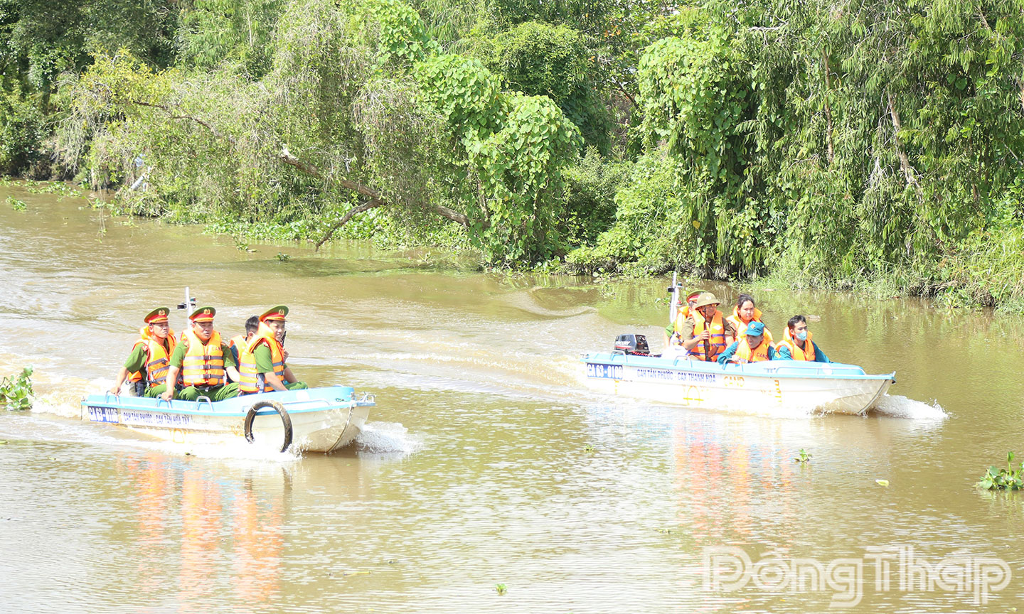 Lực lượng Công an xã Tân Phước 2 tuần tra trên kinh.