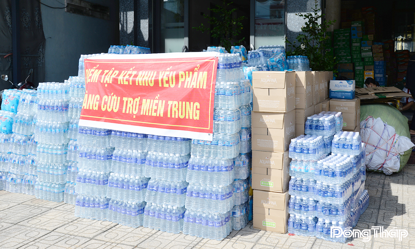 Điểm thu nhận hàng hóa để hỗ trợ cho Nhân dân vùng lũ. 