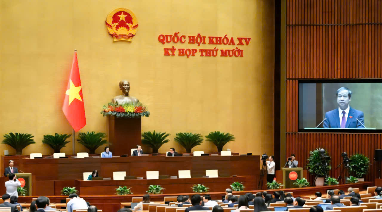 Quốc hội làm việc tại hội trường nghe Tờ trình và Báo cáo thẩm tra về chủ trương đầu tư Chương trình mục tiêu quốc gia hiện đại hóa, nâng cao chất lượng giáo dục và đào tạo giai đoạn 2026 - 2035. (Ảnh: DUY LINH)