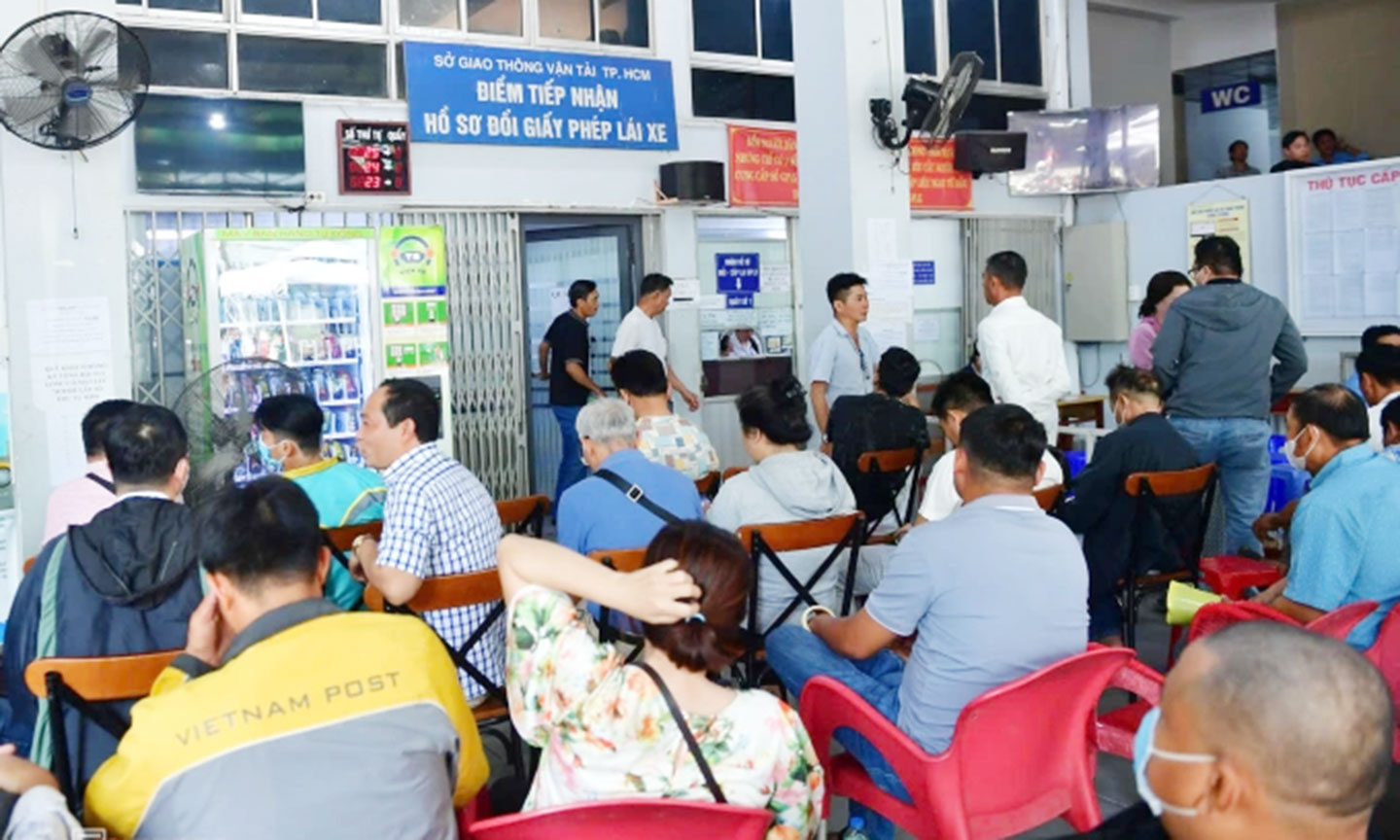 Người đân đi làm thủ tục đổi giấy phép lái xe tại TP HCM, tháng 2-2025. Ảnh: Thanh Tùng