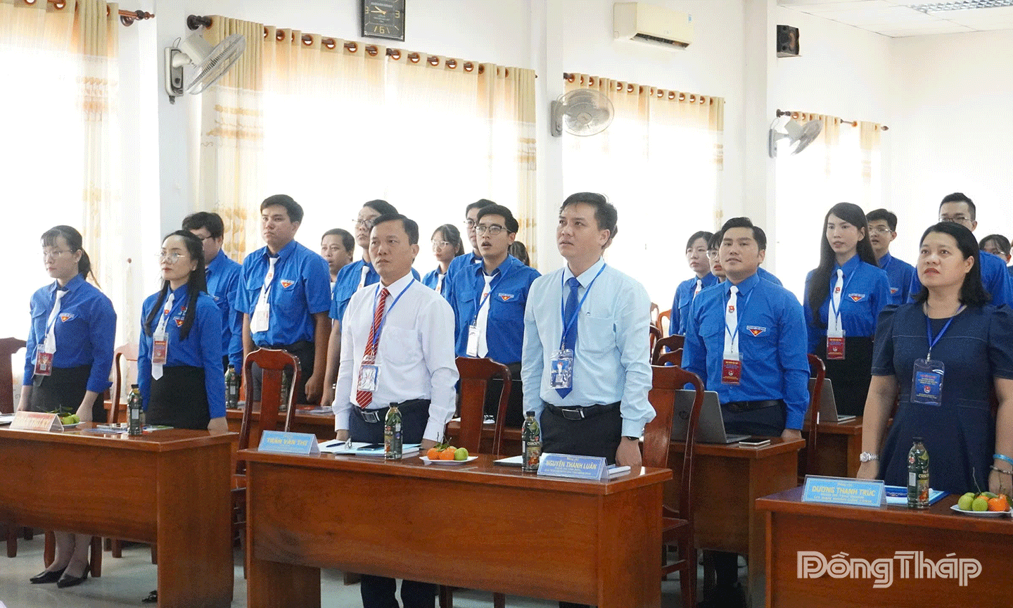 Đại biểu tham dự Đại hội thực hiện nghi thức chào cờ