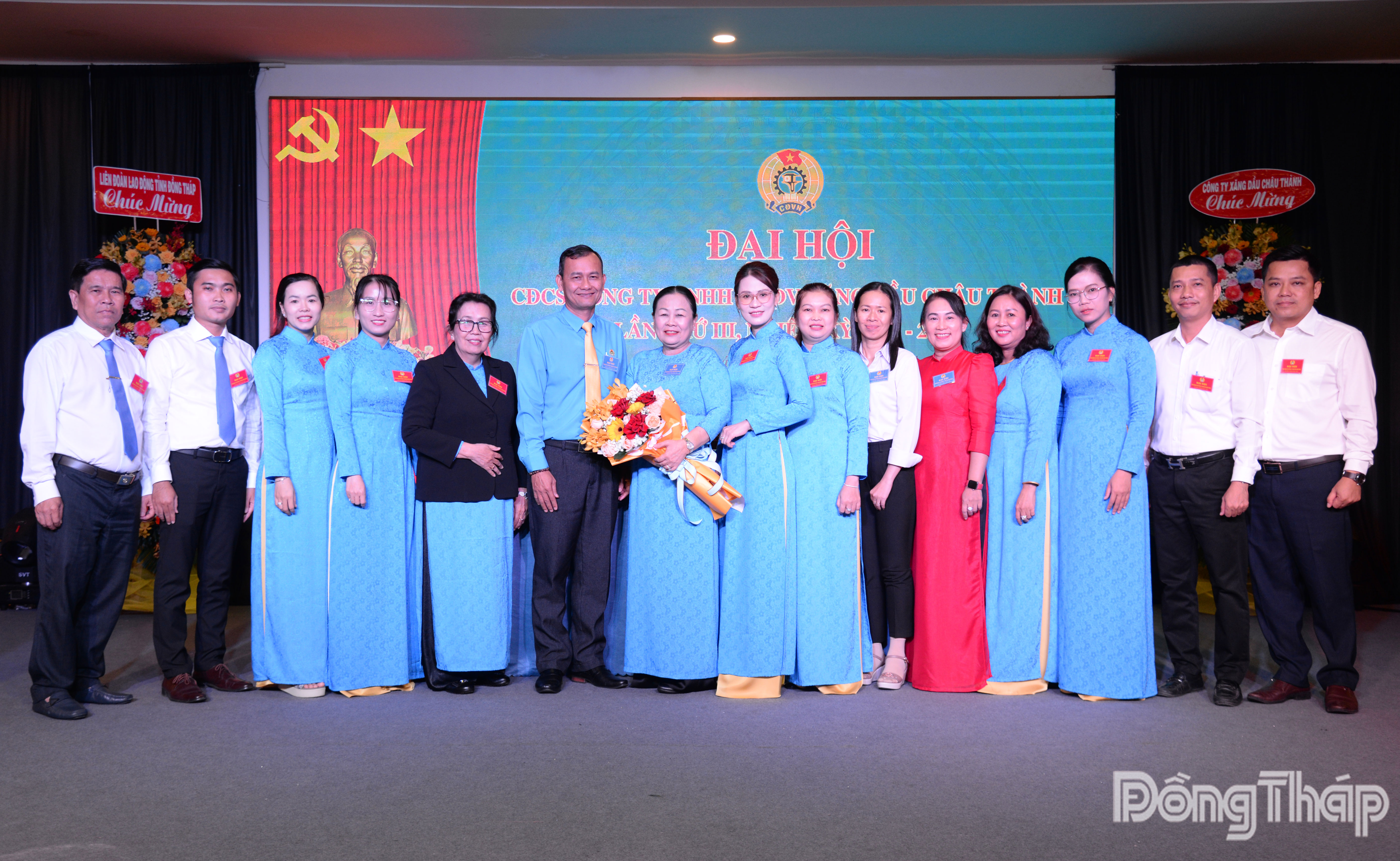 Đồng chí Hoàng Khắc Tinh cùng lãnh đạo công ty tặng hoa chúc mừng Ban Chấp hành CĐCS Công ty TNHH TMDV Xăng dầu Châu Thành nhiệm kỳ 2025 - 2030.