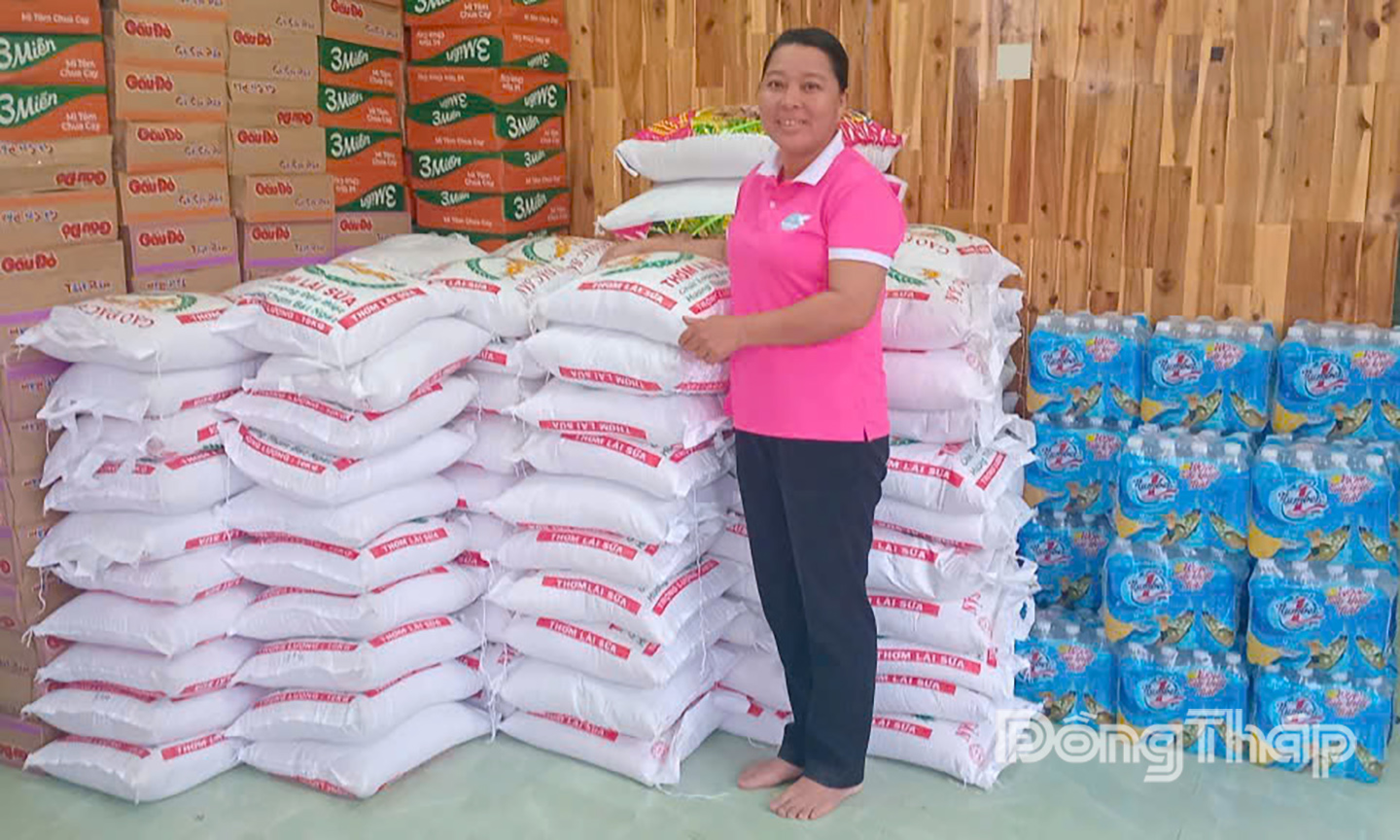 Gạo, mì gói và các nhu yếu phẩm thiết yếu được xã Tân Hộ Cơ tập kết tại 2 điểm ở xã để vận chuyển hỗ trợ người dân vùng lũ.