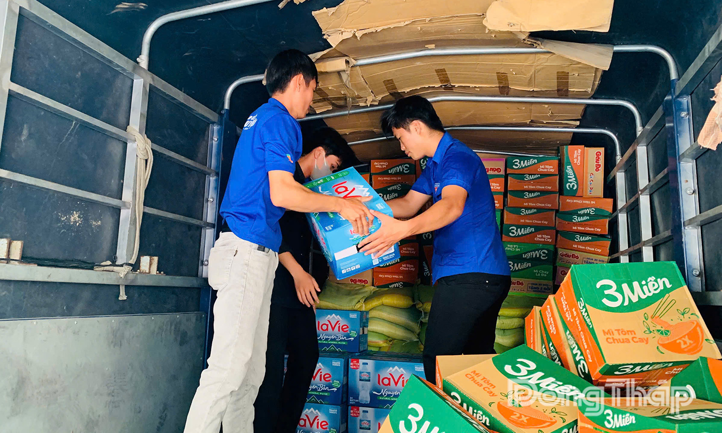 Đoàn viên, thanh niên phường Sa Đéc chất hàng hóa, nhu yếu phẩm lên xe để vận chuyển đến tặng cho người dân ở khu vực Trung bộ bị ảnh hưởng do mưa lũ.