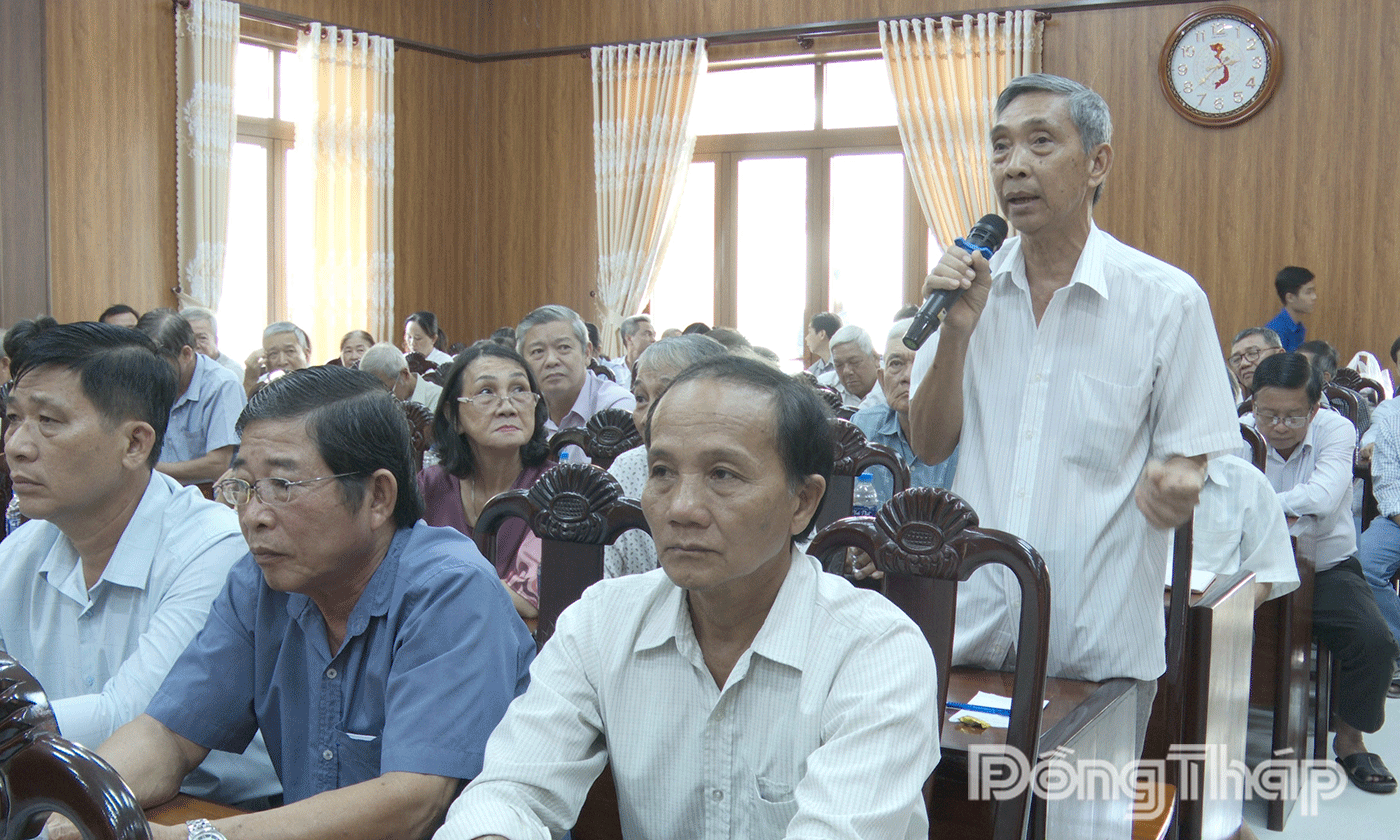 Cử tri phát biểu ý kiến.