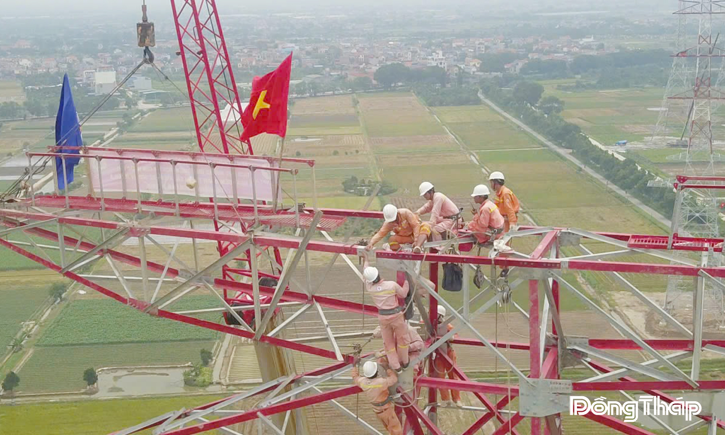 Đội Truyền tải điện Đồng Tháp tham gia thực hiện công tác dựng cột đường dây 500 kV Quãng Trạch - Phố Nối (mạch 3).