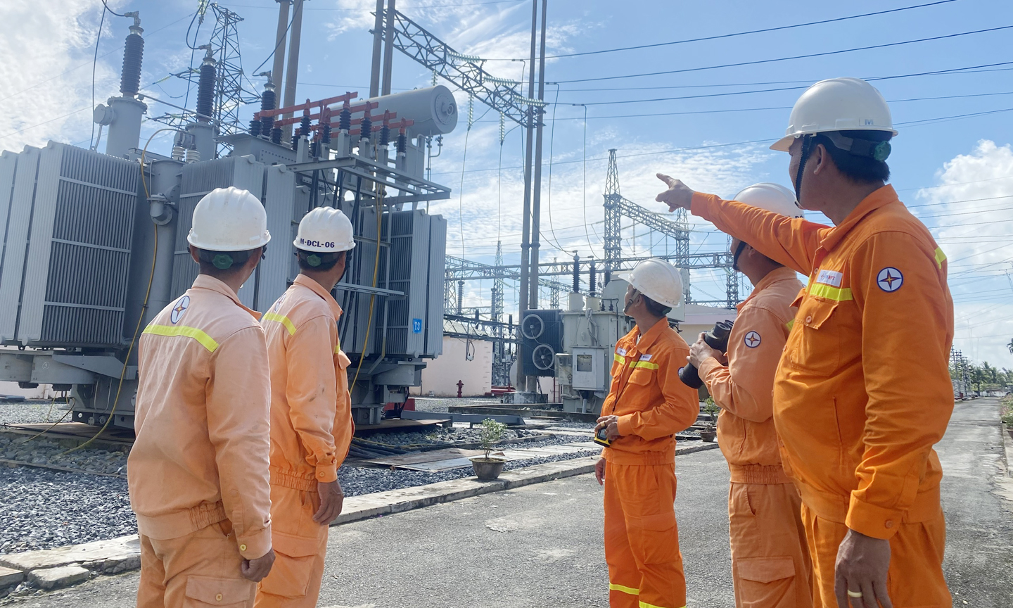 Nhân viên Đội Truyền tải điện Đồng Tháp khảo sát trước khi thực hiện nhiệm vụ trên hệ thống điện 220 kV.