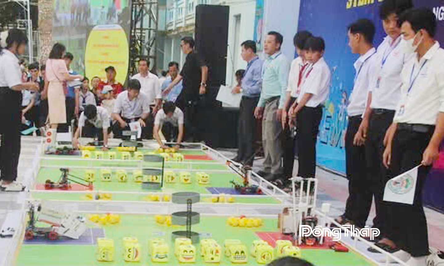 Học sinh tham gia cuộc thi Robotics năm 2025 tại Trường THPT Thống Linh.