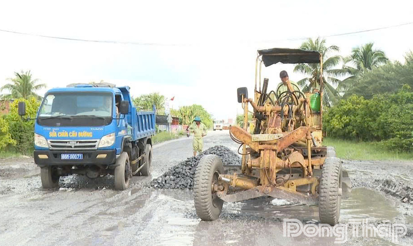 Trước thực trạng hư hỏng của tuyến đường ĐT852B, Sở Xây dựng Đồng Tháp chỉ đạo Trung tâm Bảo dưỡng công trình xây dựng Đồng Tháp triển khai các biện pháp khắc phục kịp thời.