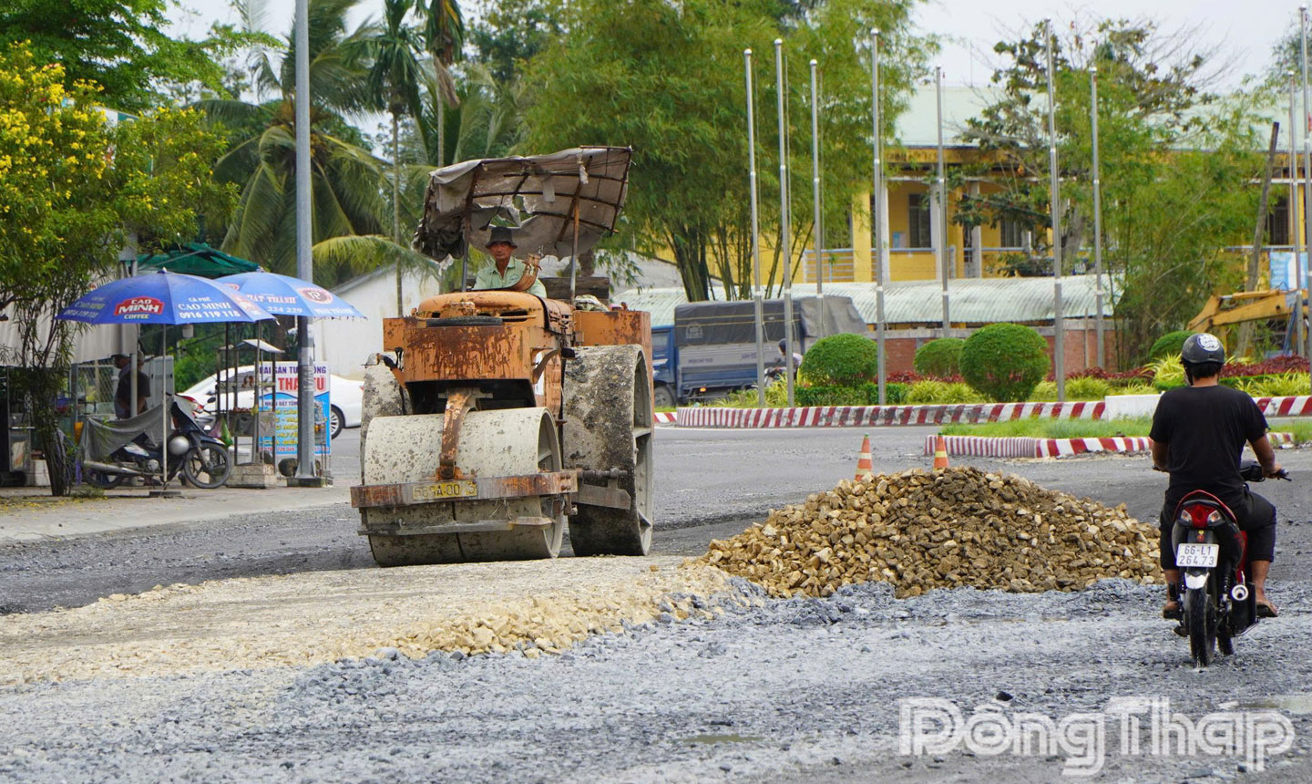  Trung tâm Bảo dưỡng công trình xây dựng Đồng Tháp (thuộc Sở Xây dựng) đã tiến hành san gạt mặt đường ĐT.852B, lấp các nơi trũng thấp, tạo bằng phẳng mặt đường cơ bản để đảm bảo phương tiện lưu thông thuận lợi, an toàn hơn. 