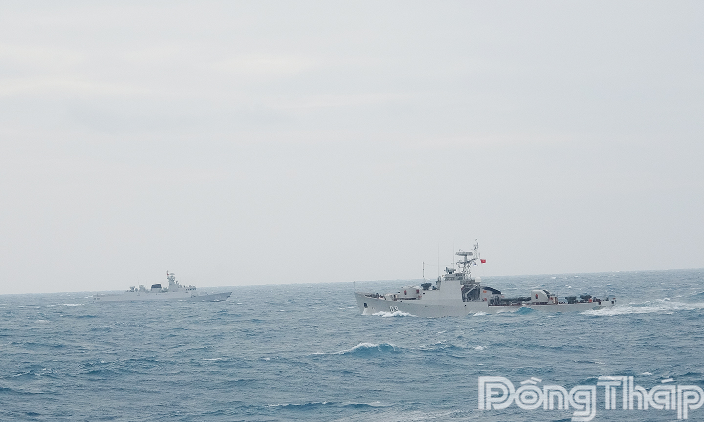 6. Biên đội tàu 09, tàu 17 của Hải quân Việt Nam và Biên đội tàu 630, 649 của Hải quân Trung Quốc huấn luyện vận động đội hình.