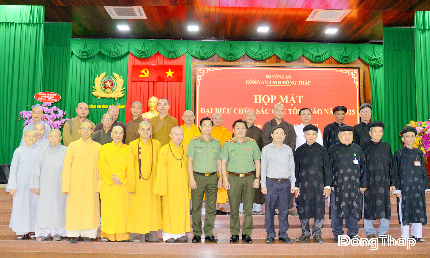 Đại biểu chụp ảnh lưu niệm tại buổi họp mặt đại biểu chức sắc các tôn giáo nhân Ngày Đại đoàn kết toàn dân tộc năm 2025.