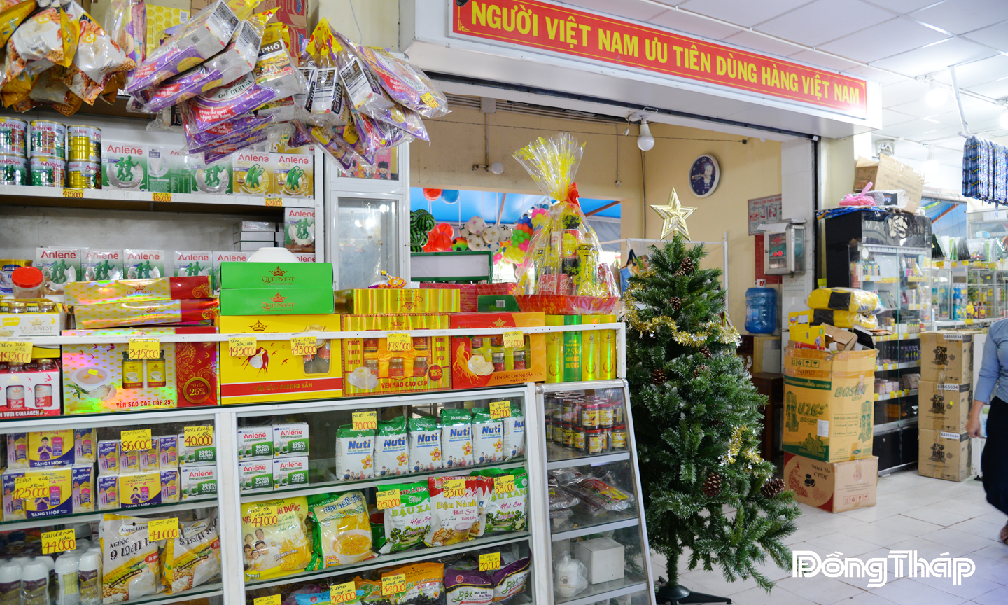 Hợp tác xã Thương mại - Dịch vụ Mỹ Tho có dán khẩu hiệu hưởng ứng phong trào “Người Việt Nam ưu tiên dùng hàng Việt Nam”.