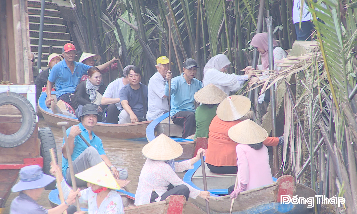 Du khách ngồi đò chèo tham quan, du lịch cù lao Thới Sơn.